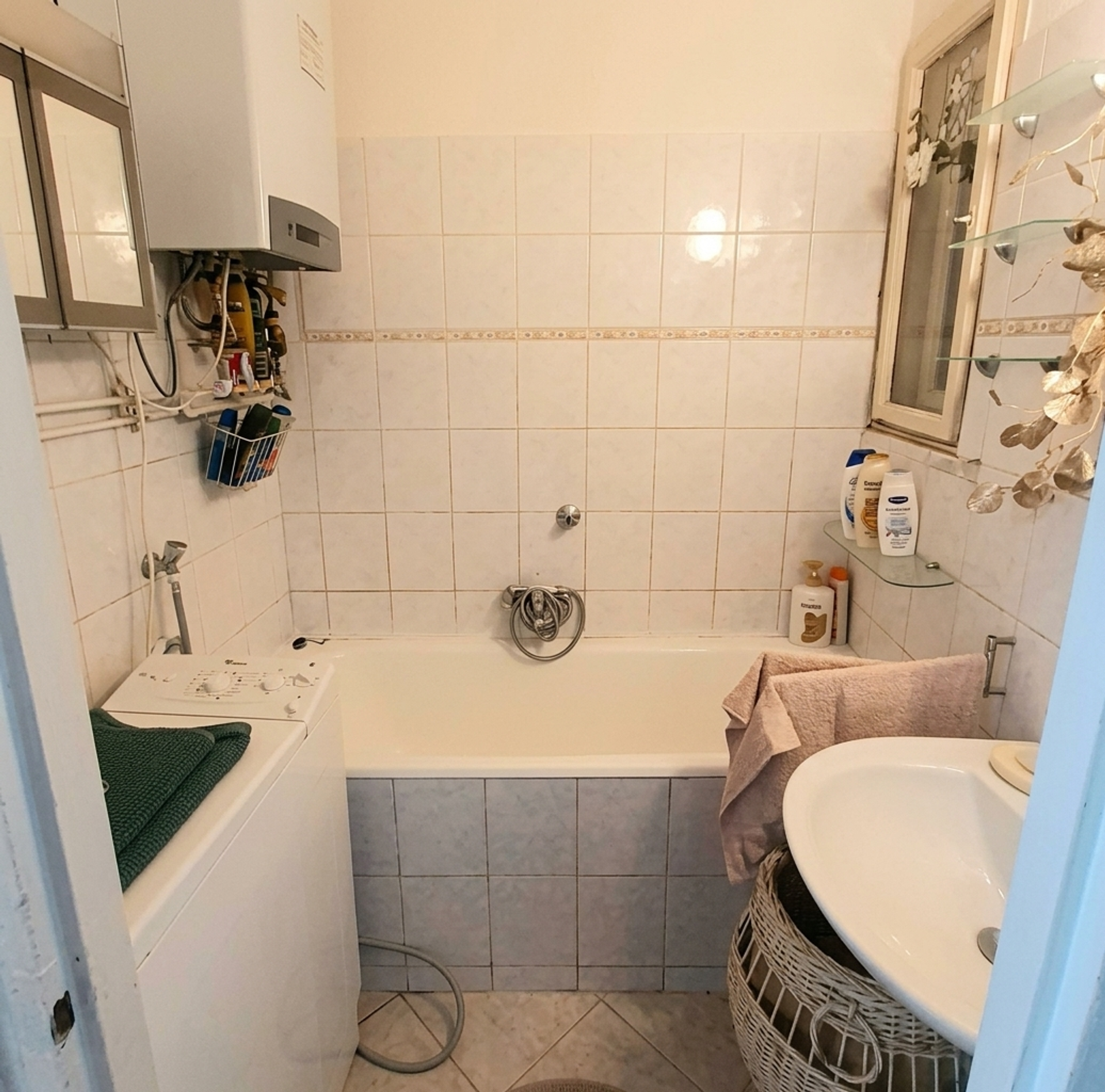 Compact bathroom with tub