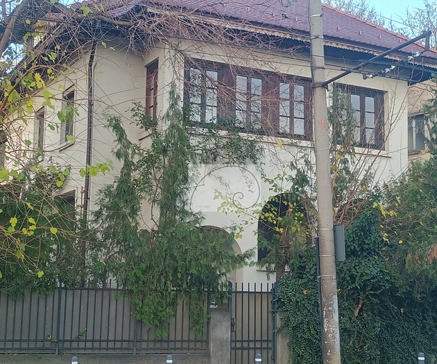 Elegant Duplex in Villa • Central Bucharest