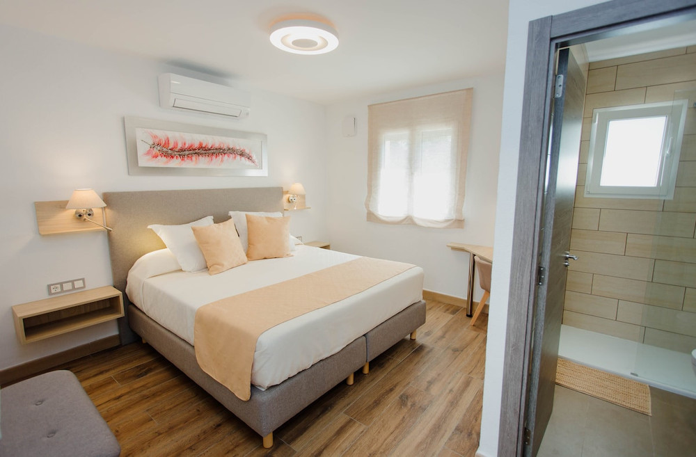 Boutique Double: King (180), Desk, Pool, AC preview