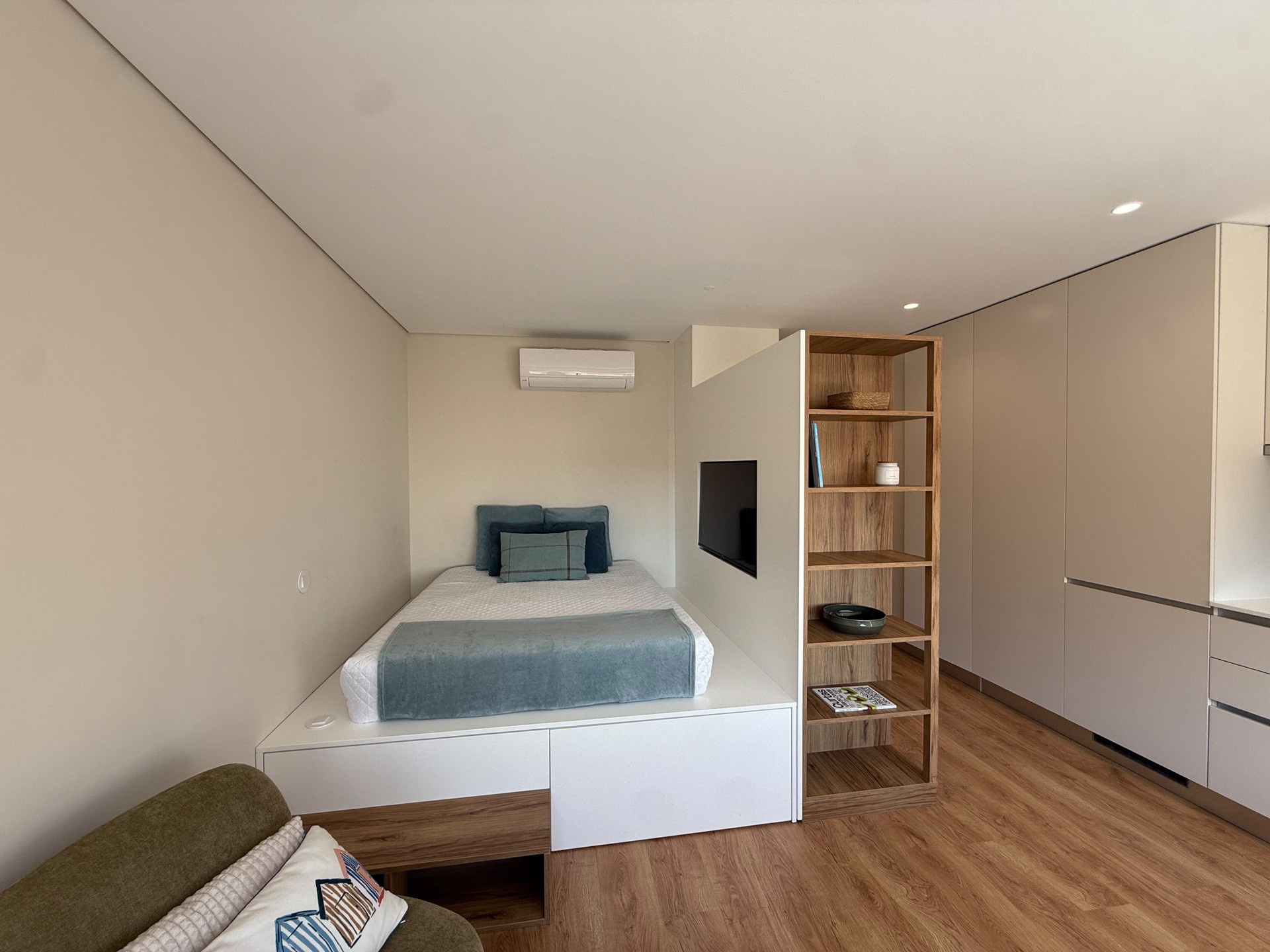 Bed nook with TV and shelves