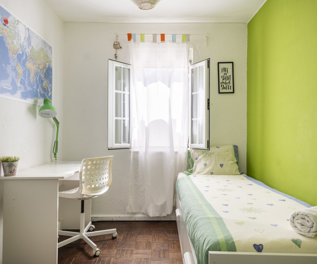 Room in Lisbon close to Airport and Expo