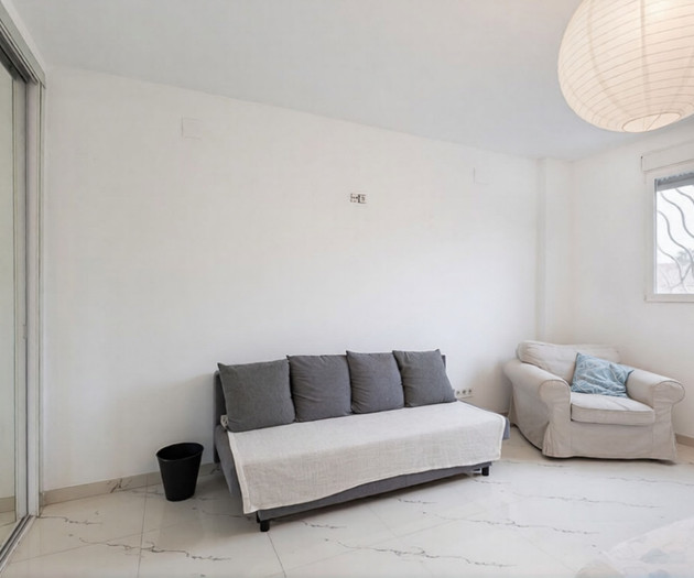 Large, modern house in Valencia City!