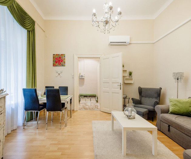 Green Lantern Home Downtown with AirCon Basilica