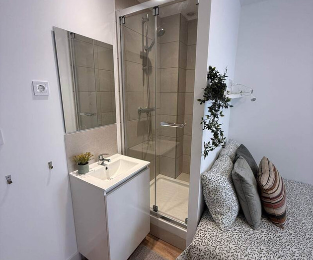 Double bedroom with private bathroom