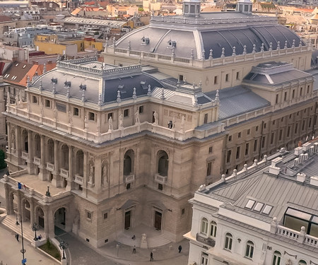 Modern apt next to the Opera with A/C&balcony sett