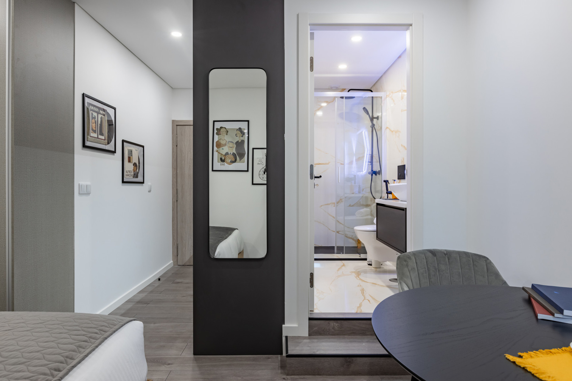 Studio with Double Bed, TV, Kitchenette and Dining Table