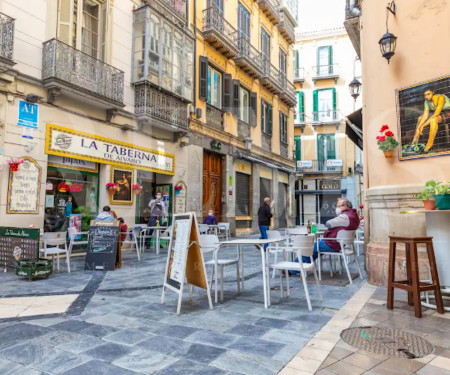 Holidays2Malaga Capitan St renovated with patio