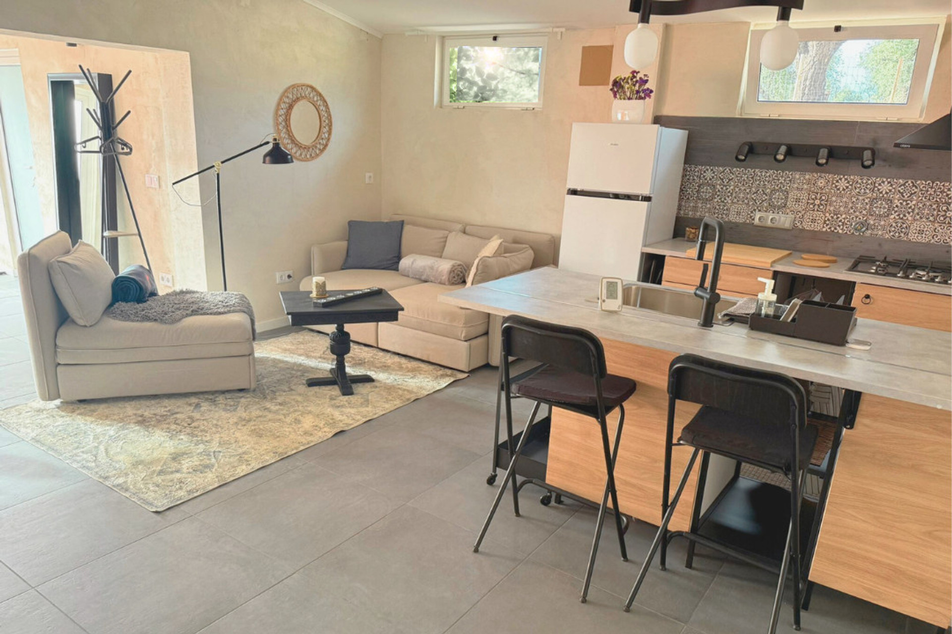 Open-space kitchen, three bedsofas