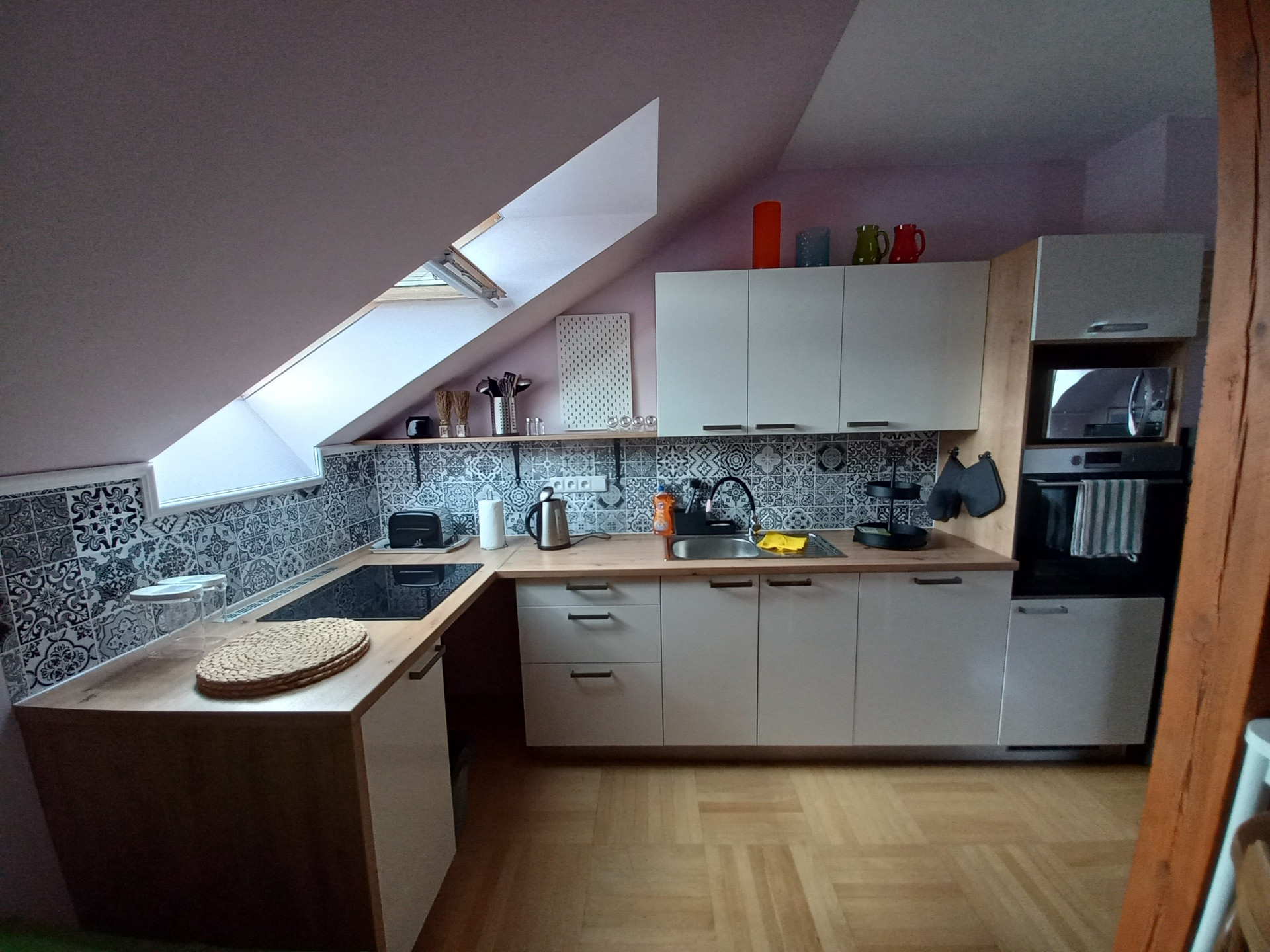 Kitchen with patterned tile backsplash