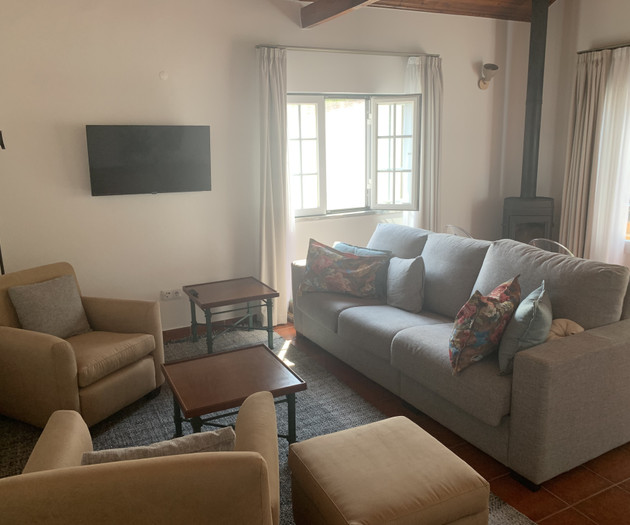 Furnished 1-Bedroom Retreat Near Óbidos | All-Incl
