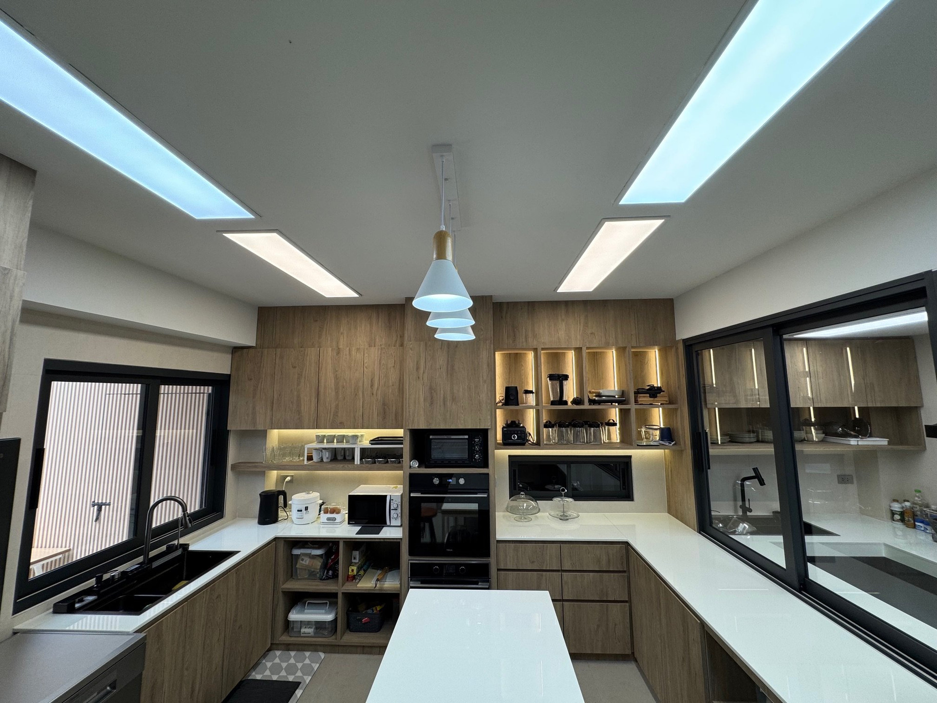 Modern kitchen (cook,bake,etc,..)