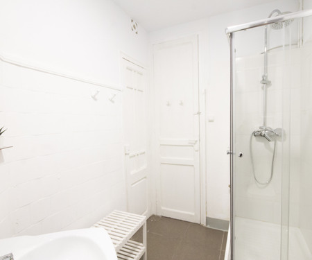 R0179- Room in flat to share in Barcelona