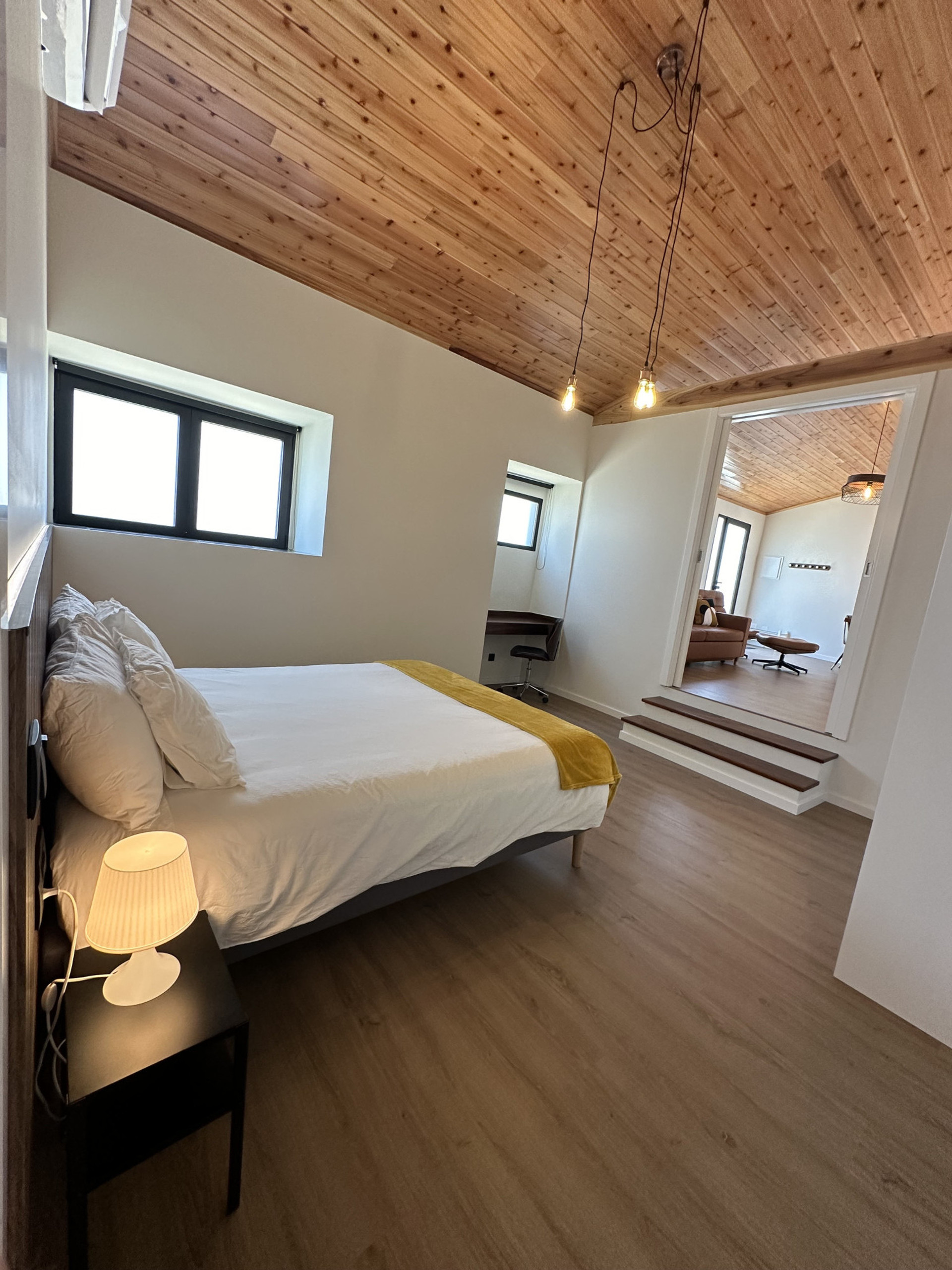 Quarto e secretária 