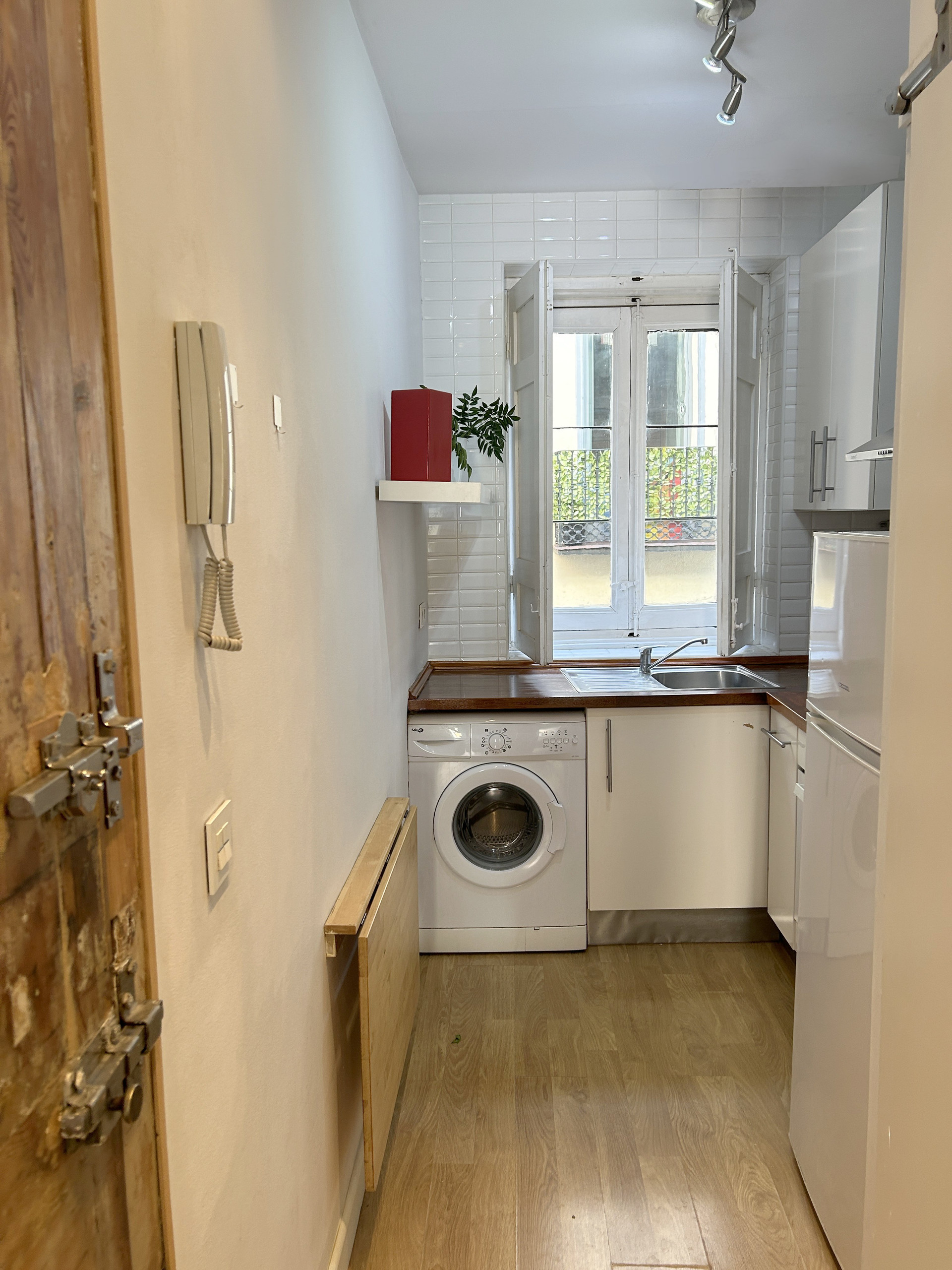 Compact kitchen with washing machine