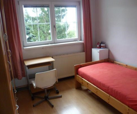 Fully furnished room with garden and parking