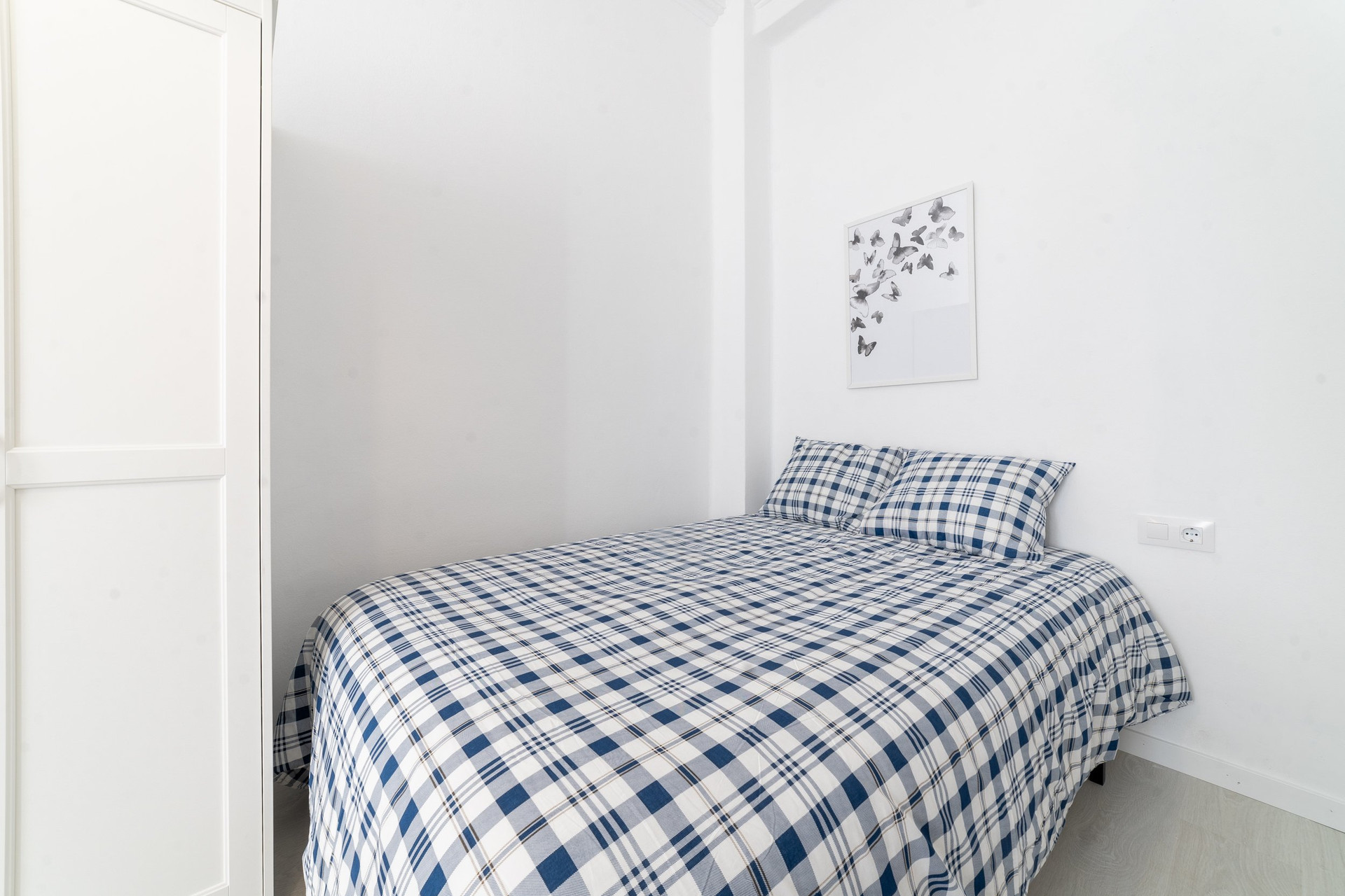 Double bed with blue checkered linen