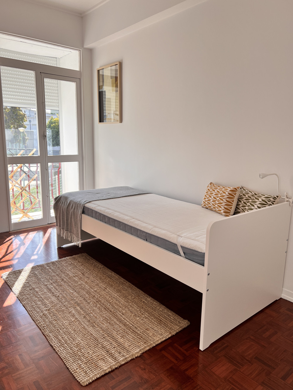 Cozy & Fully Furnished Light Grey Room in Lisbon preview
