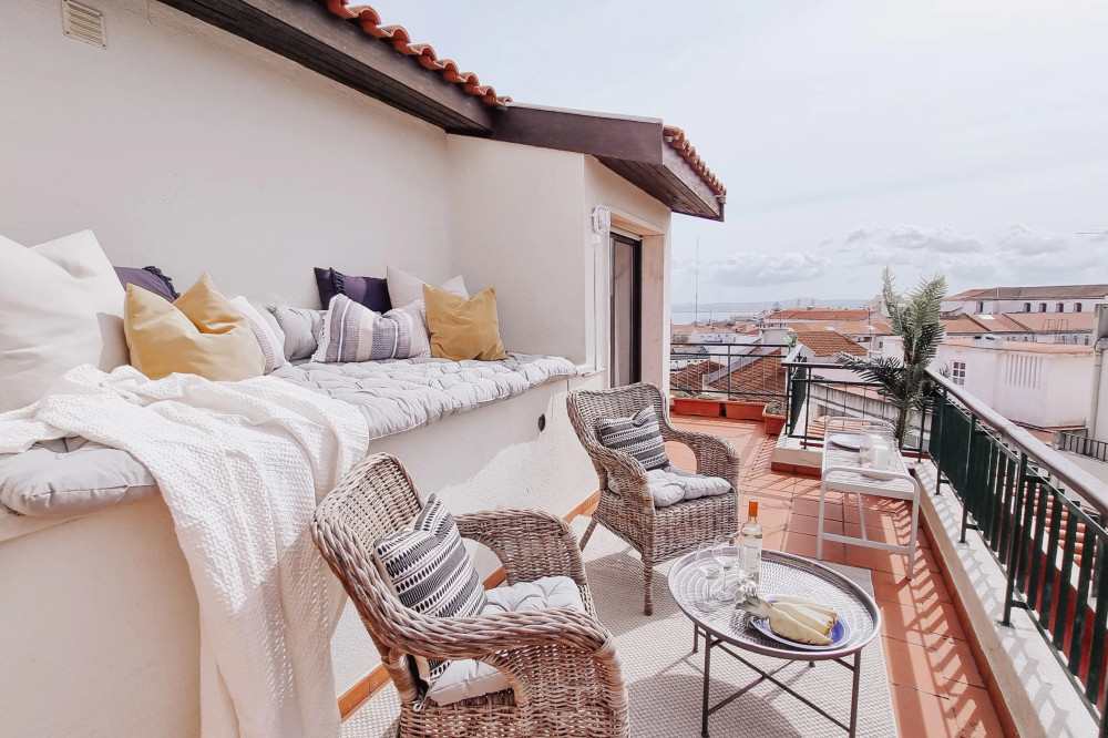 Bright penthouse with 2 private terraces in Graça preview