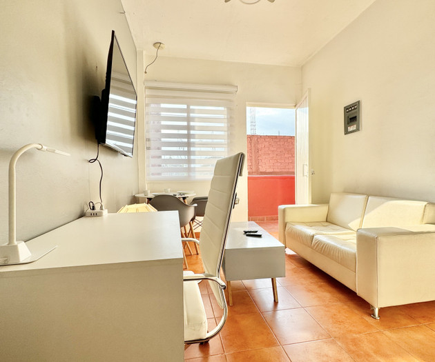 Flat 1/3_ 500mbps Wifi, Desk with office chair