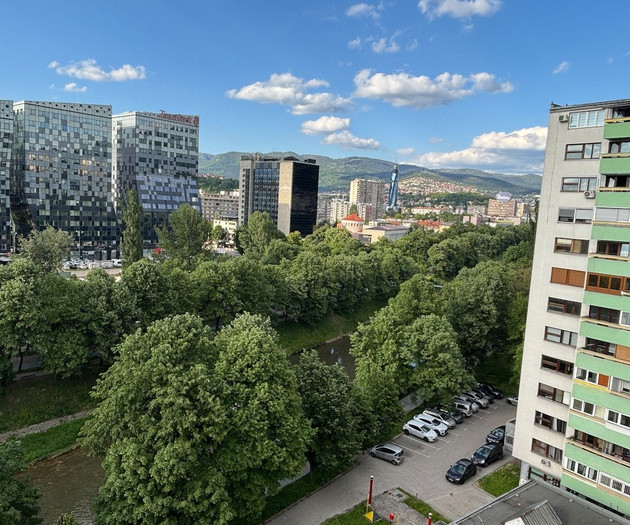 Sunny 9th-Floor Flat · Views · 350 Mbps Workspace