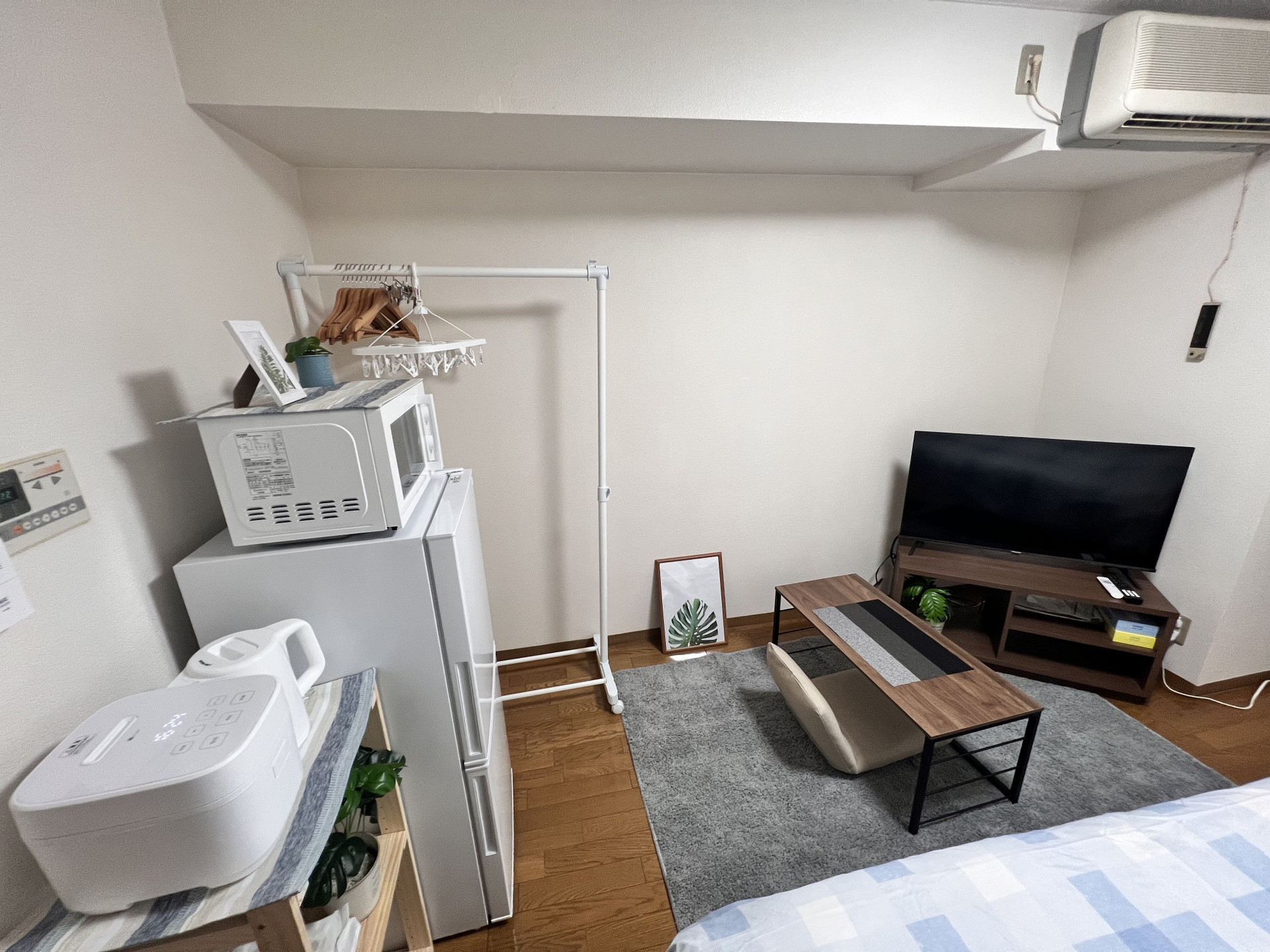 冷蔵庫、電子レンジ、電気ケトル、炊飯器があります。