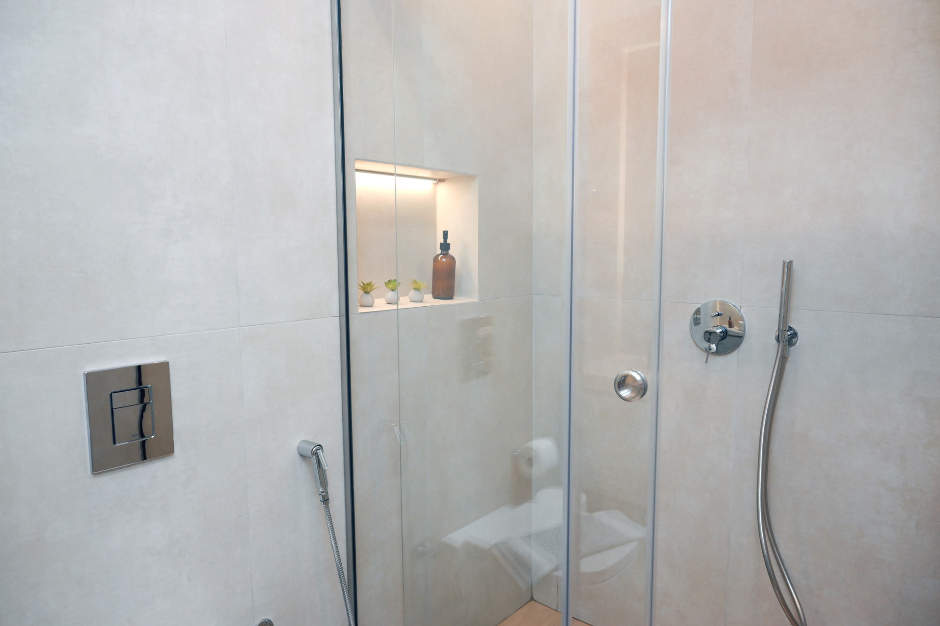 BATHROOM B8