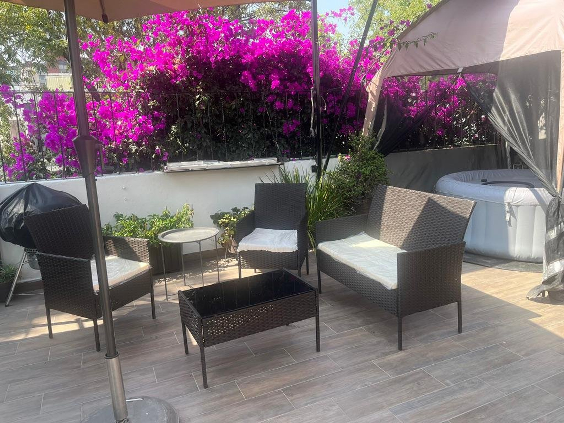 Roof garden available to rent for special occasions: Fire pit, grill, jacuzzi, hammock... 