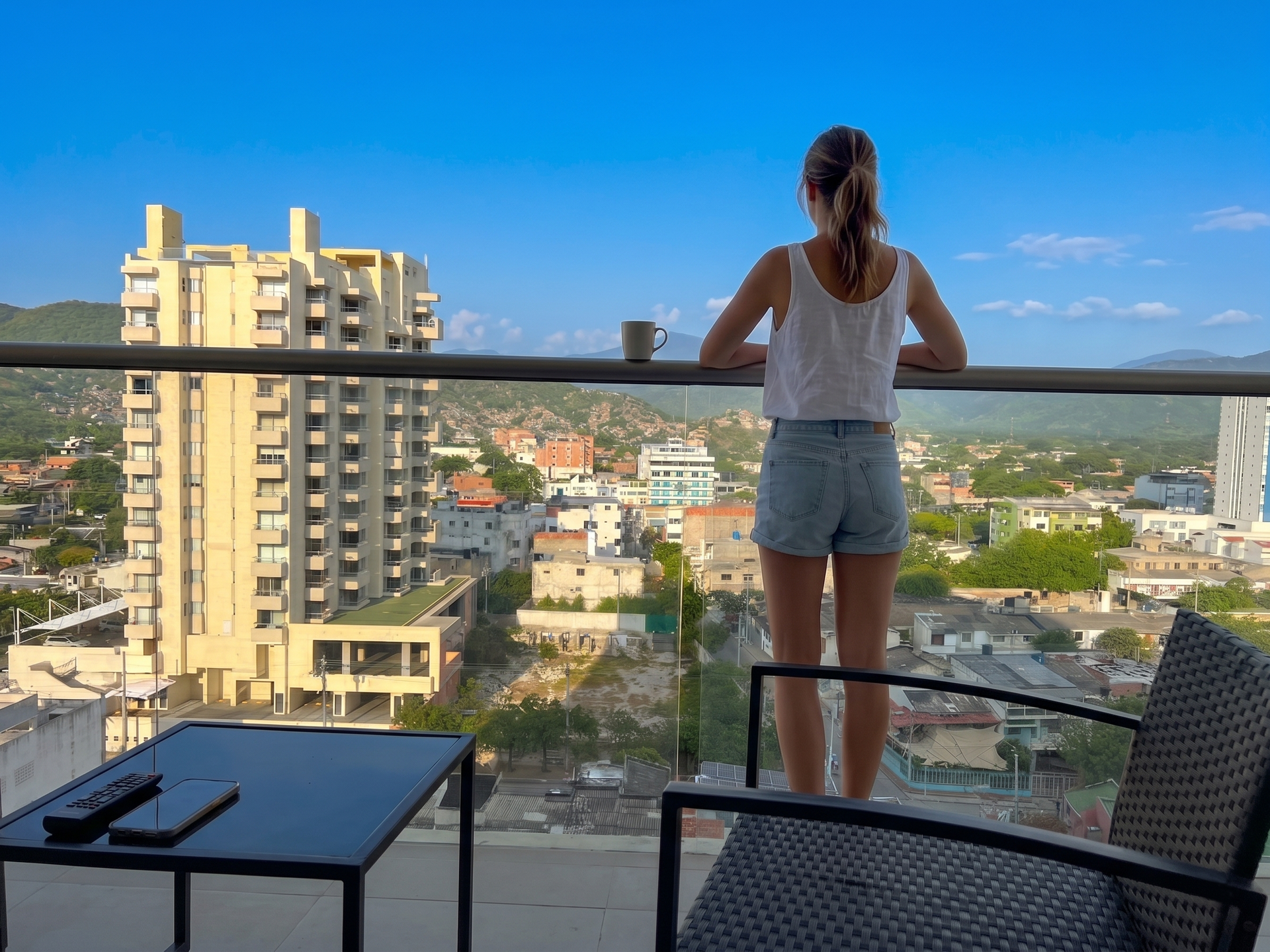 Balcón privado con vistas abiertas a la ciudad y las montañas