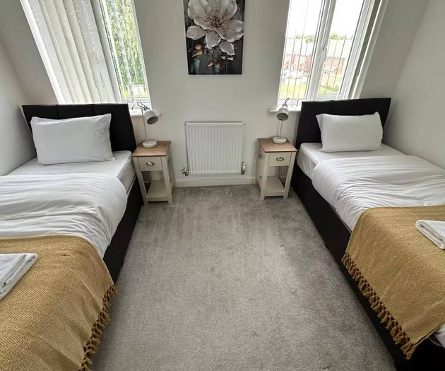 Cozy 3 Bedroom House | Free Parking | Garden
