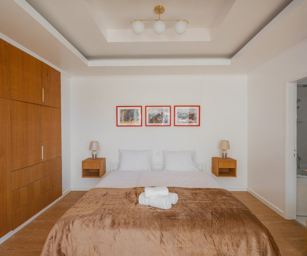 Apartamento espaçoso com 2 quartos, varanda, piscina e vista para a baía