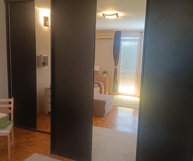 Világos, csendes lakás ingyenes parkolással