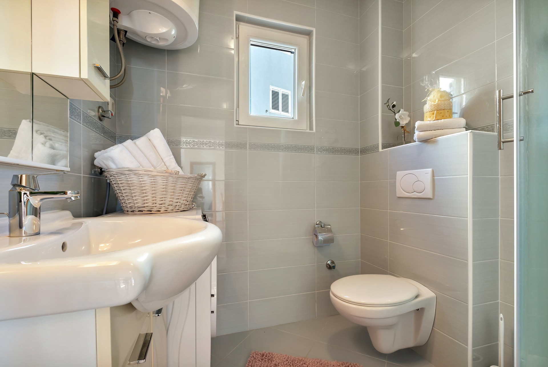 Bathroom with toilet and towels