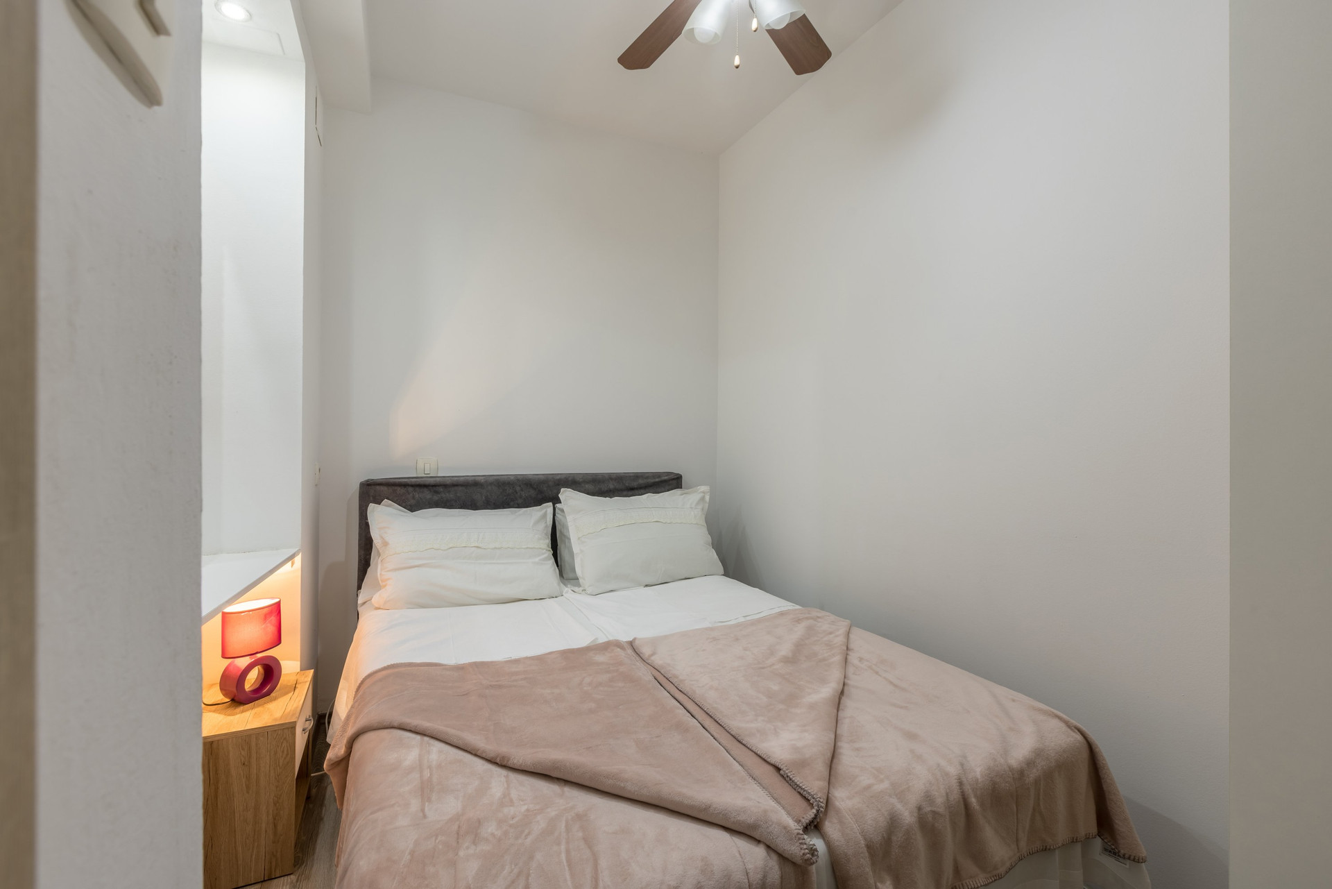Bedroom with a double-size bed and a wardrobe.