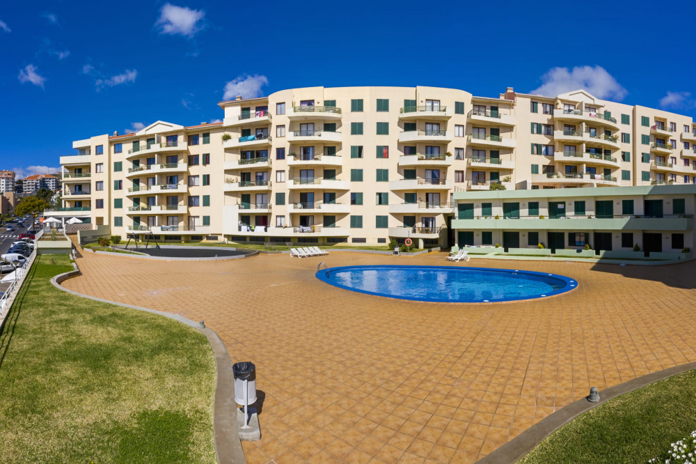 Bright apartment with pool, Garajau IV