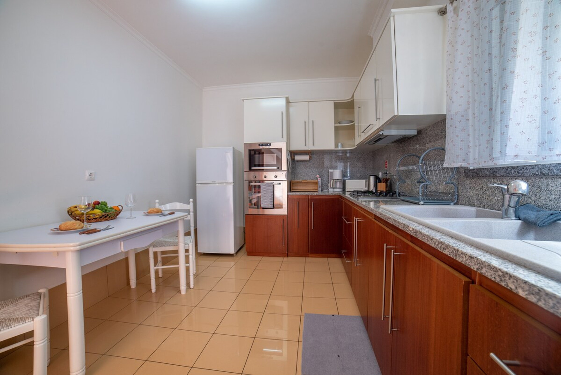 Very spacious kitchen, equipped with all the utensils and appliances necessary to ensure practicality and comfort during your stay, perfect for preparing meals.