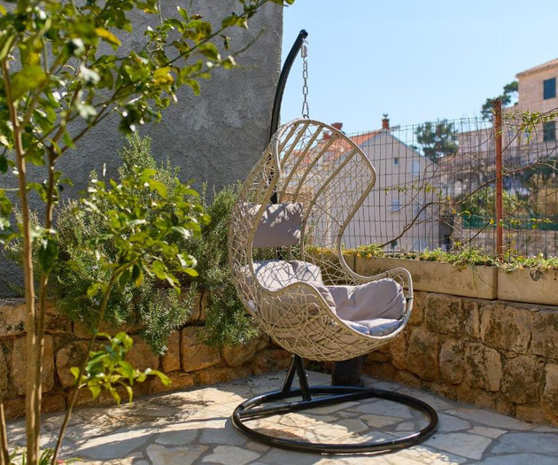 Barbara's Garden Apartment