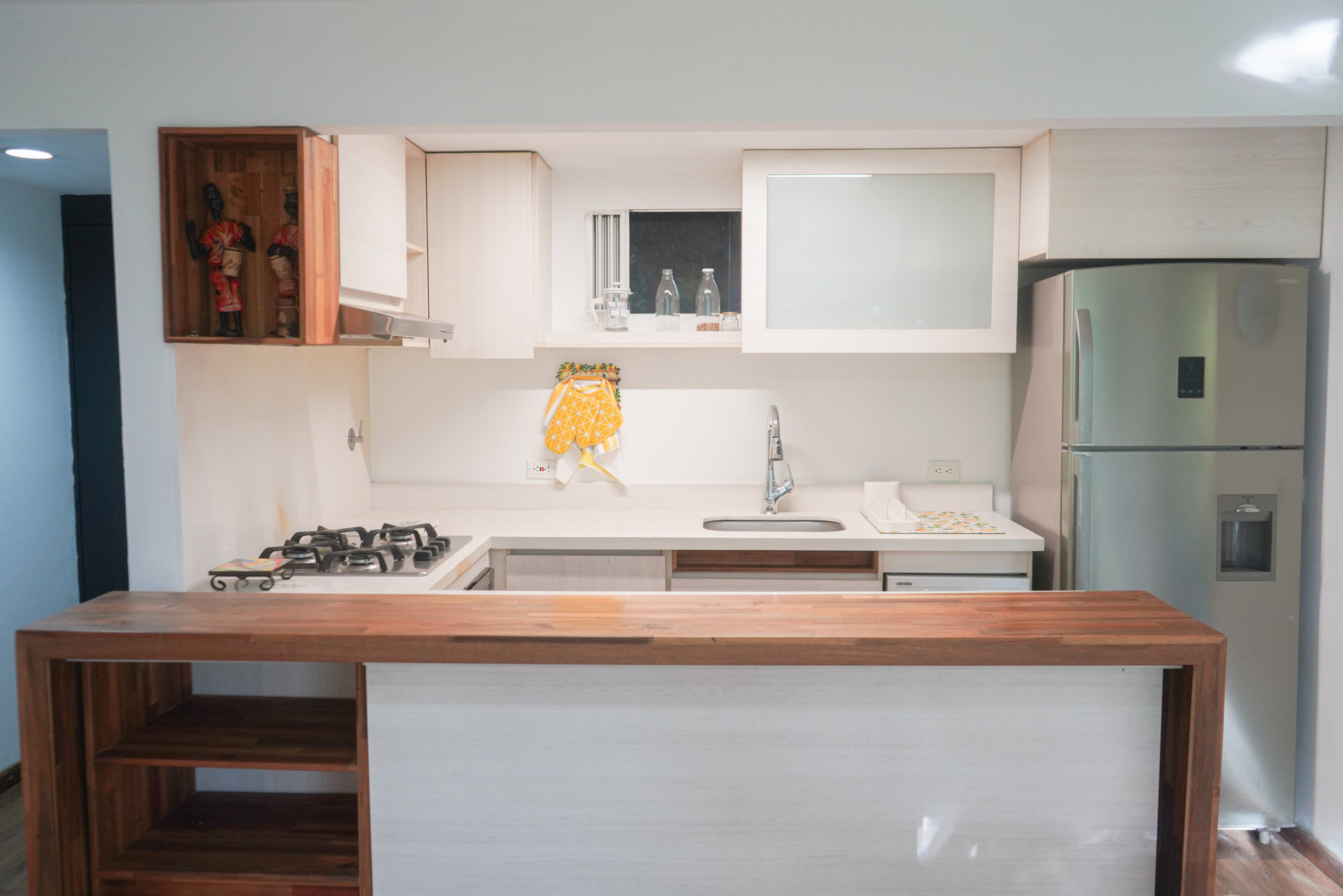 Full kitchen with bar counter