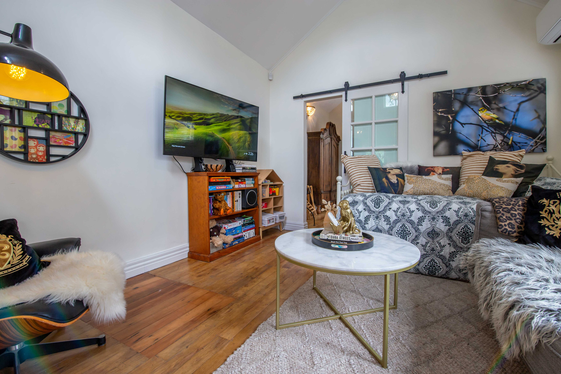 Relax in the lounge with smart TV, sofa and a daybed to stretch out