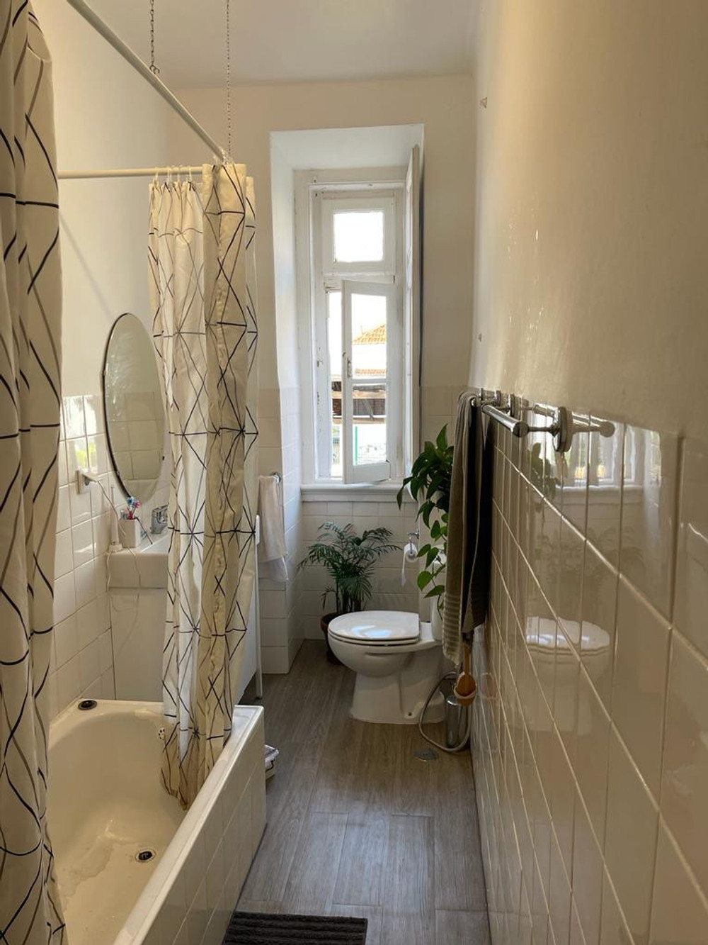 Cozy sunny room in Lisbon