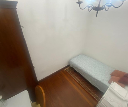 Kis szoba egy központilag elhelyezkedő apartmanba