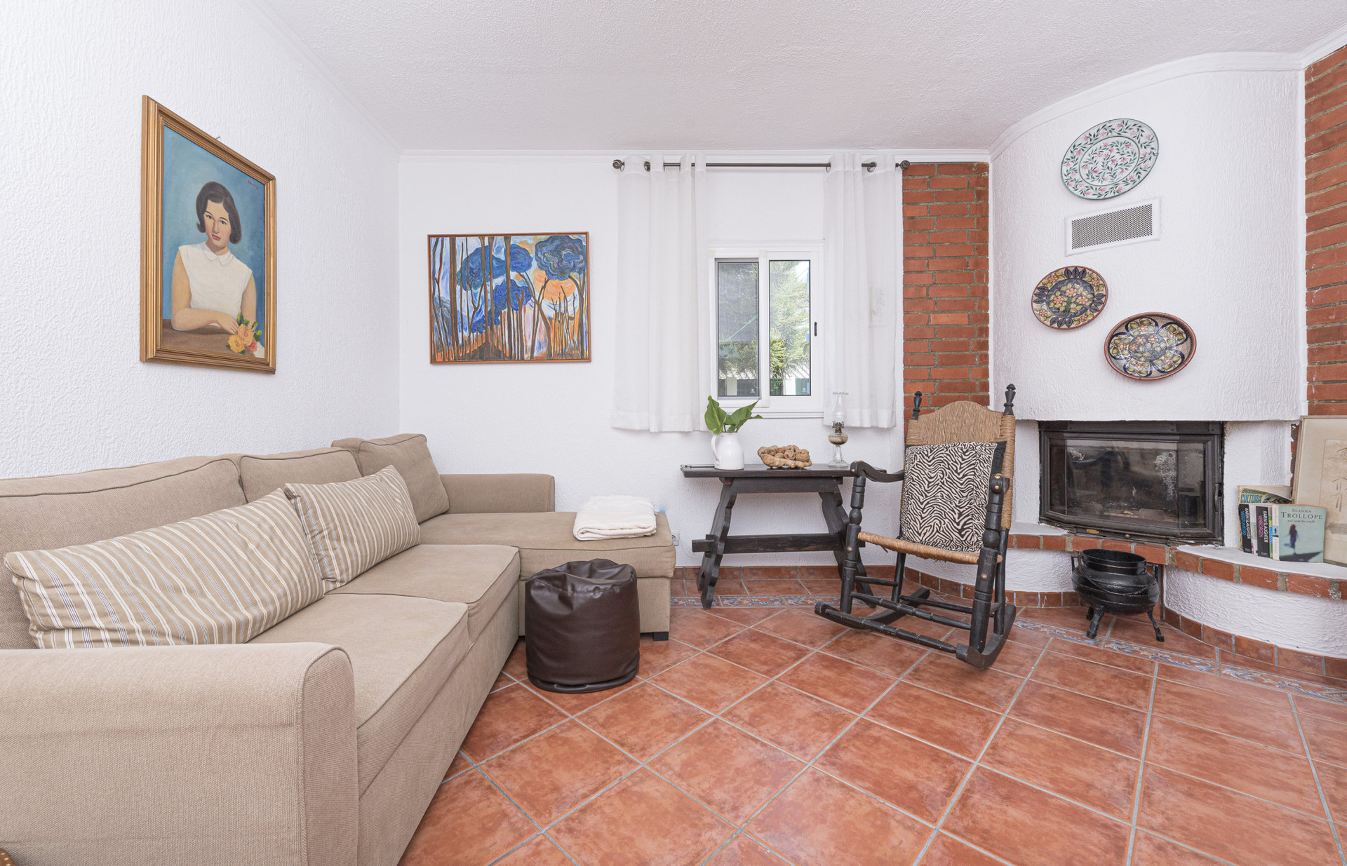 Sala com lareira, cadeira de baloiço