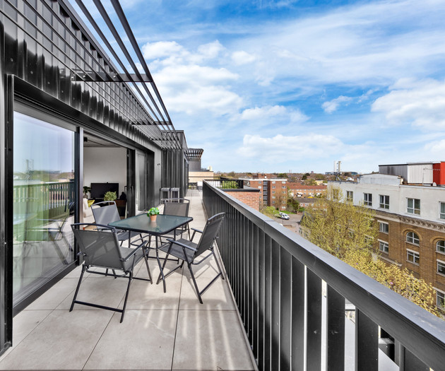 Penthouse Apartment with City Views, Parking + 2BR