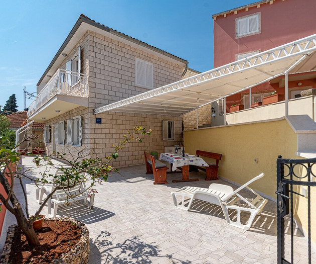 A1 apartment next to the beach, with the sea view