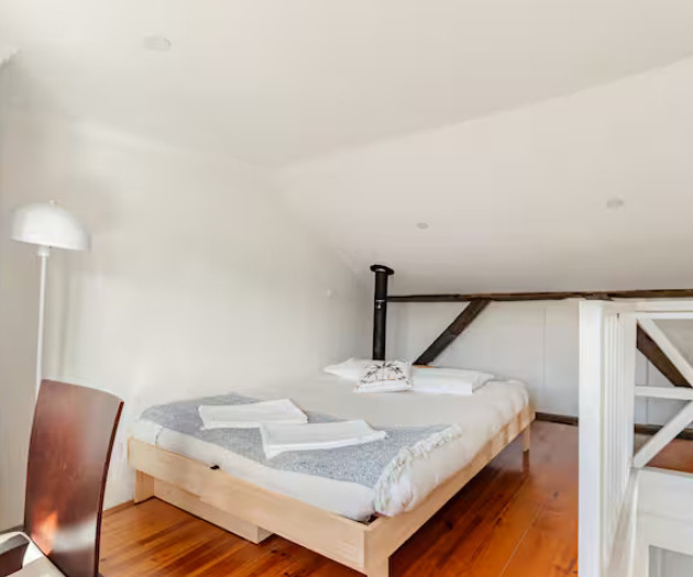 Bright 2-Bedroom Apartment with Terrace near Rato