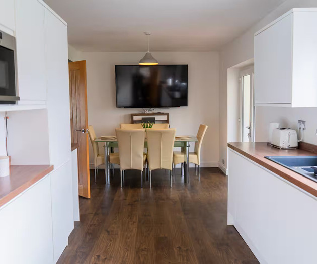 Cozy 4 Bedroom Home | Pet Friendly | Free Parking