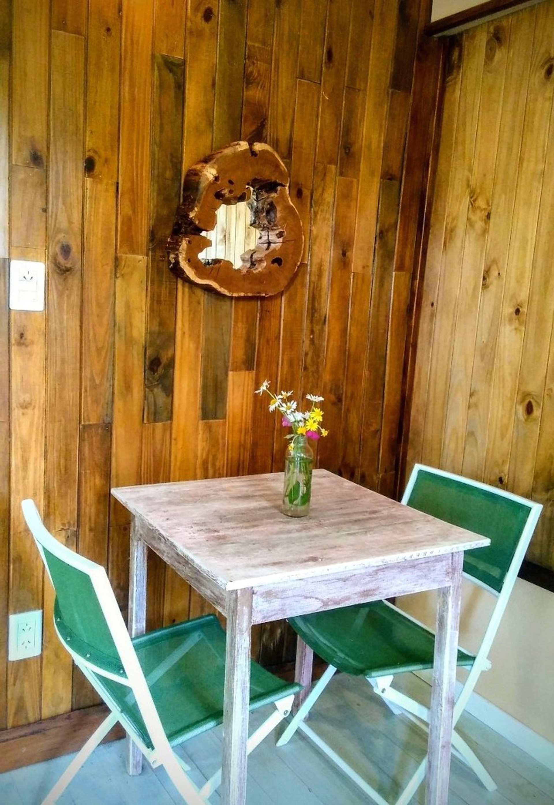 Sector de esa y sillas para almuerzo ,cena, desayuno