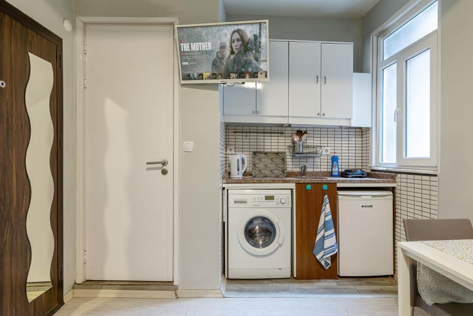 Compact kitchenette with washing machine