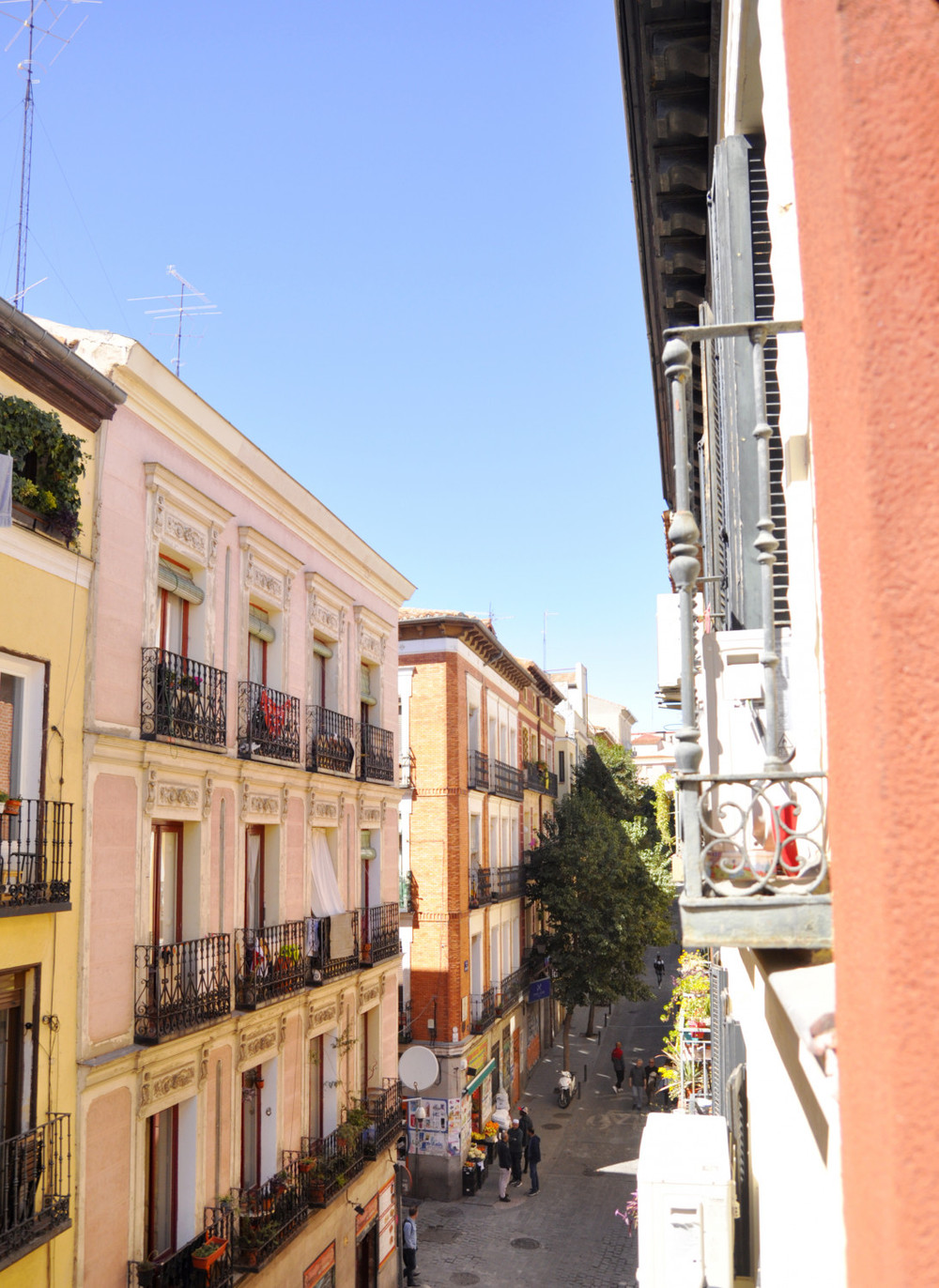 Sunny 2 bedroom flat in the centre of Madrid. A/C