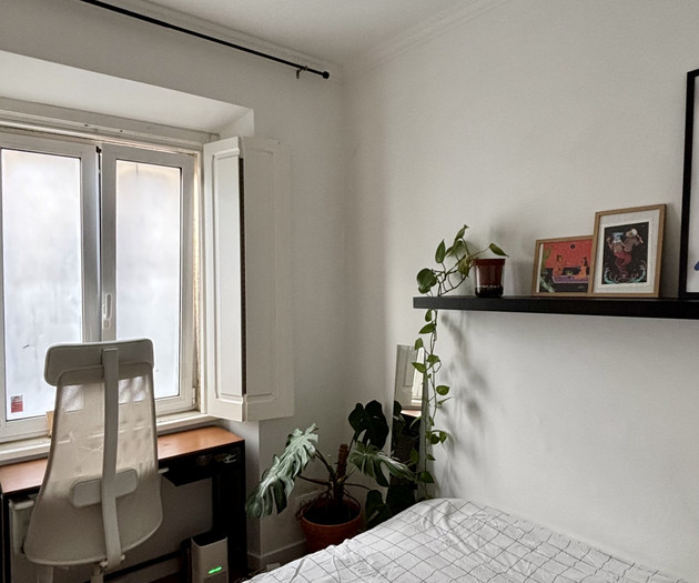 Cozy private bedroom in shared T2 in Graça, Lisbon