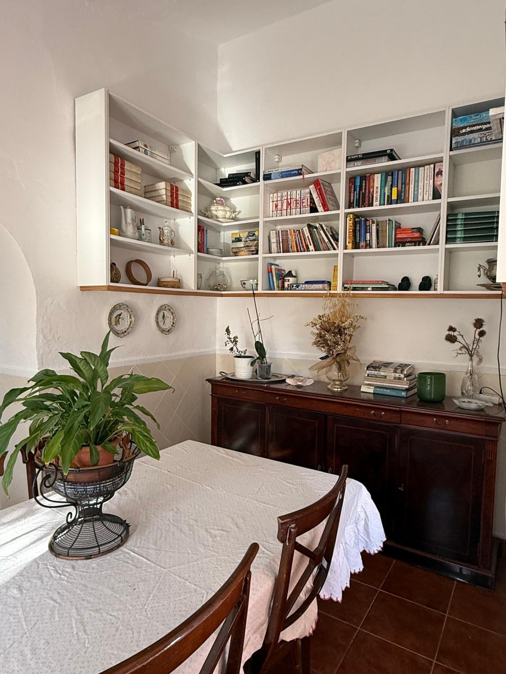 Dining area with bookshelves